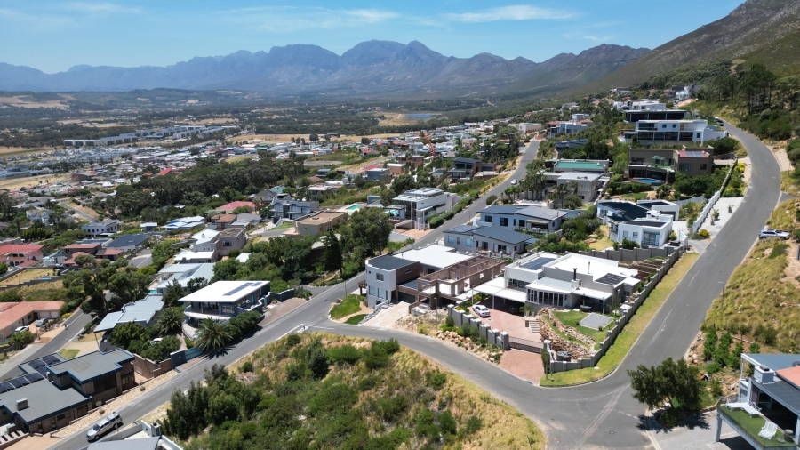 4 Bedroom Property for Sale in Mountainside Western Cape